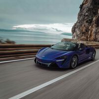McLaren da una lección a Ferrari con el Artura Spider: 700 CV de híbrido enchufable descapotable en menos de 1.500 kg