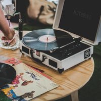 Si ya acumulas unas cuántas décadas, seguro que también has acumulado discos de vinilo: vuelve a disfrutarlos con este tocadiscos con Bluetooth
