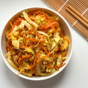 Salteado de zanahoria y repollo, una cena saludable que se prepara en menos de 20 minutos