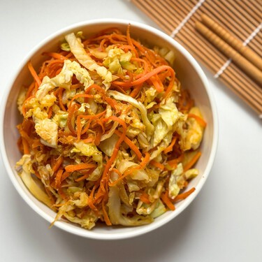 Salteado de zanahoria y repollo, una cena saludable que se prepara en menos de 20 minutos