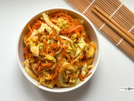 Salteado de zanahoria y repollo, una cena saludable que se prepara en menos de 20 minutos