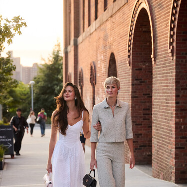 Springfield rebaja el vestido blanco de crochet que será nuestra mejor compra del verano: fresquito, discreto y muy cómodo