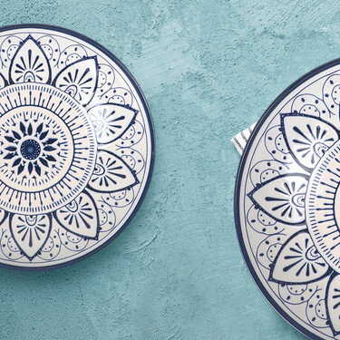 Alcampo vende una vajilla Santa Clara de gres con un diseño inspirado en las casas portuguesas y cuesta menos de 40 euros