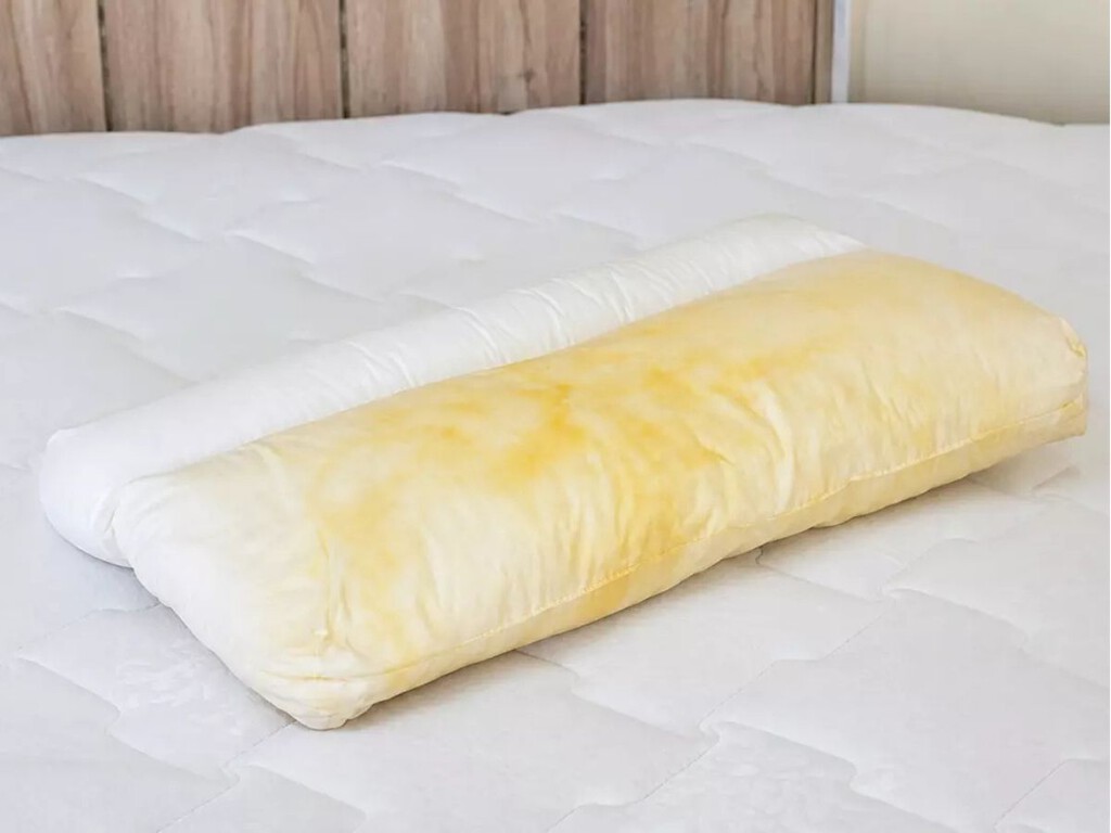 Cómo limpiar las manchas amarillas de las almohadas (y cómo evitar que vuelvan a ponerse así)