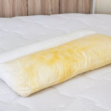 Cómo limpiar las manchas amarillas de las almohadas (y cómo evitar que vuelvan a ponerse así) 