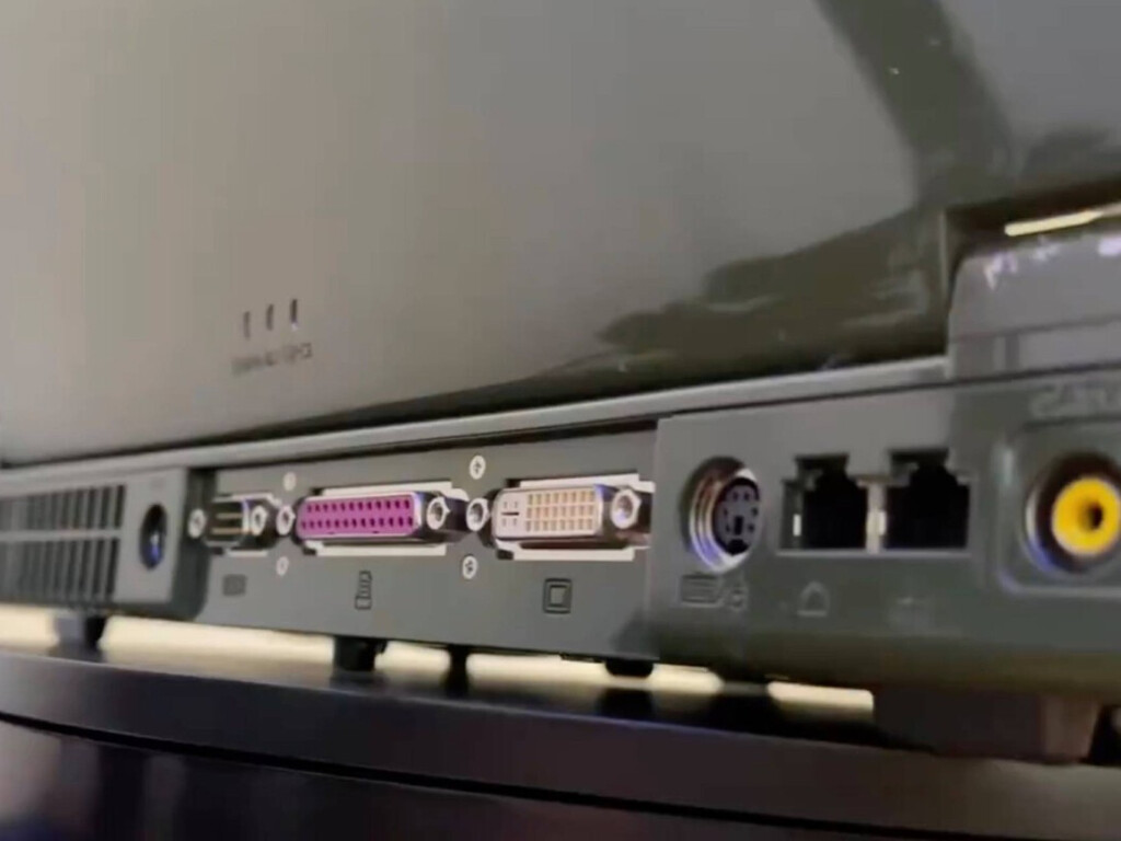 Hace 20 años apareció una laptop tan adelantada a su tiempo que tenía tantos puertos que puede humillar a cualquiera en la actualidad