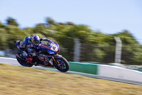 Toprak Razgatlioglu sentencia el mundial tras una dura caída de Jonathan Rea y Álvaro Bautista pierde el podio en la última curva