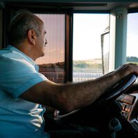 Un conductor de autobús de 65 años con adición al alcohol y cannabis recupera la incapacidad permanente de 259.399 euros pese a que la Seguridad Social se la había retirado 
