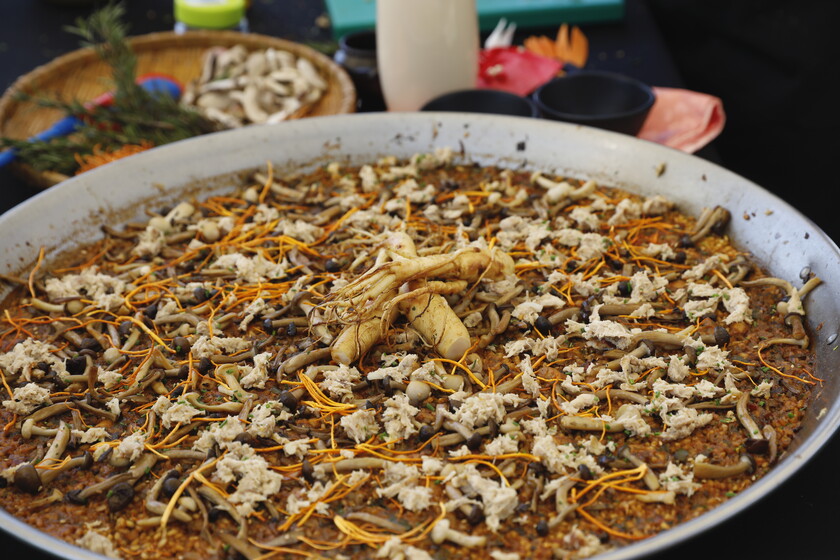 10 chefs from around the world compete to make the best rice with things (but the one from Elche wins)