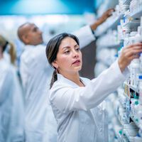 En México, casi la mitad de personas usan remedios o se automedican antes que ir al doctor. La razón no es desconfianza: es el tiempo 