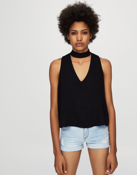 Top con cuello choker en negro rebajado un 37% en Pull&Bear: ahora sólo 9,99 euros