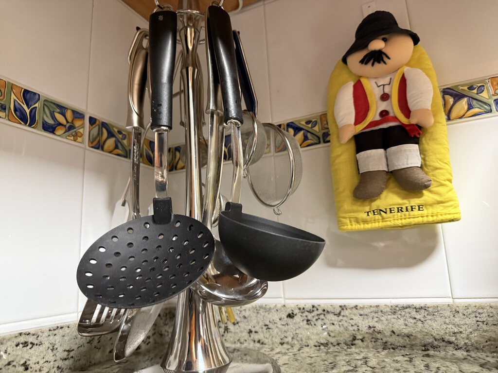 Plástico negro contaminado: un estudio detecta altos niveles de retardantes de llama cancerígenos en productos que usamos a diario