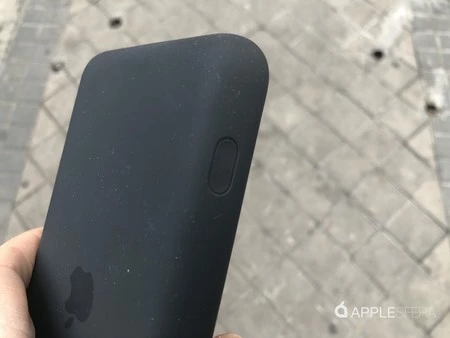 カメラを起動するボタンは、タッチで他のボタンと区別するために、わずかに内側にあります。