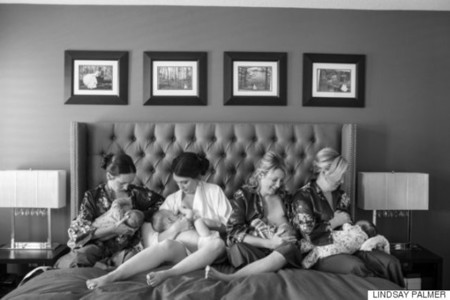 Unas fotos de boda que nos encantan: novia y amigas amamantando a sus bebés
