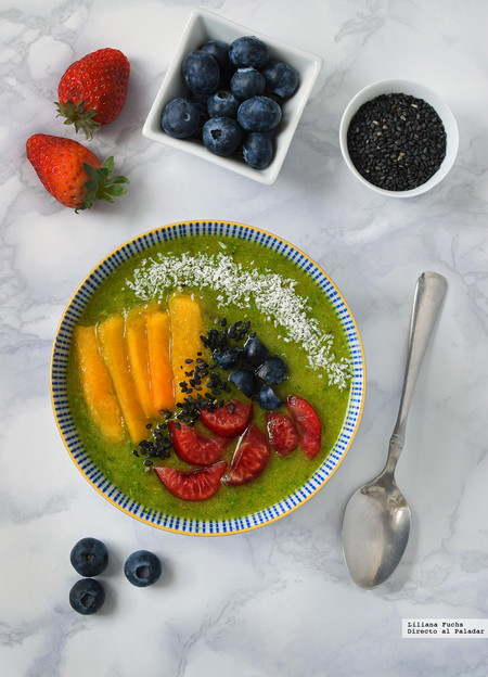 Smoothie bowl verde de kiwi, rúcula y avena: receta para un desayuno saludable