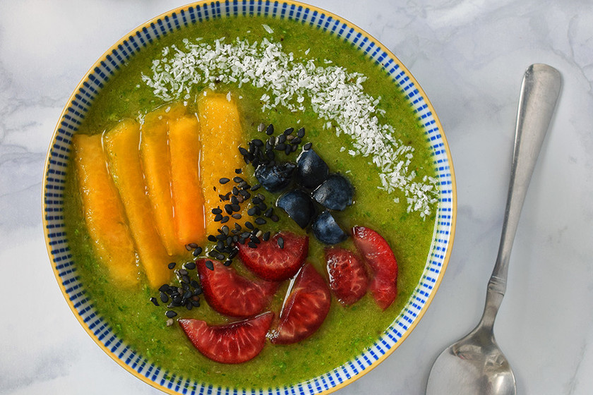 Smoothie bowl verde de kiwi, rúcula y avena: receta para un desayuno saludable