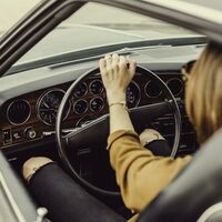 Las mujeres son menos propensas que los hombres a chocar, pero más a tener lesiones graves