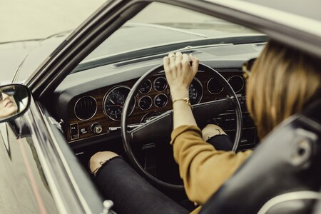 Las mujeres son menos propensas que los hombres a chocar, pero más a tener lesiones graves