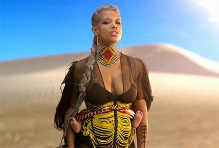 La cantante Kelis muestra a su bebé en un portabebés en su último videoclip