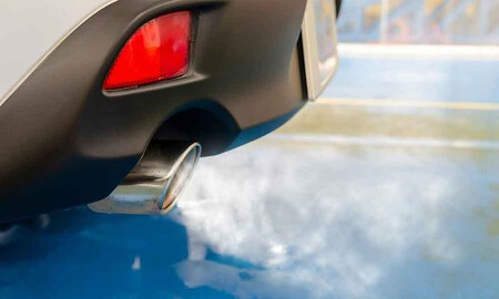 Humo blanco en el escape de tu coche