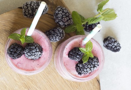Receta fácil de licuado de moras y coco, para bajar de peso