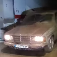 Ya no hacen autos que aguanten como antes. Este Mercedes clásico quedó bajo el agua en una inundación, pero arrancó a la primera con solo cambiarle la batería