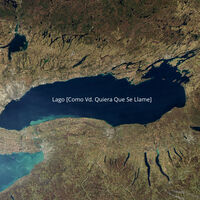 Para EEUU es el lago América. Para Canadá, el lago Ontario. Google Maps ha decidido que ambos tienen razón 