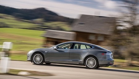 Tesla piensa en coches con baterías mixtas