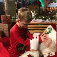 La preciosa y mágica experiencia que regaló Papá Noel a un niño con ceguera y autismo 