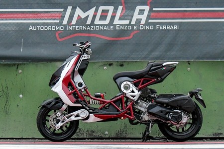 El mítico Italjet Dragster ha vuelto: más desnudo, igual de macarra y desde 4.100 euros en España