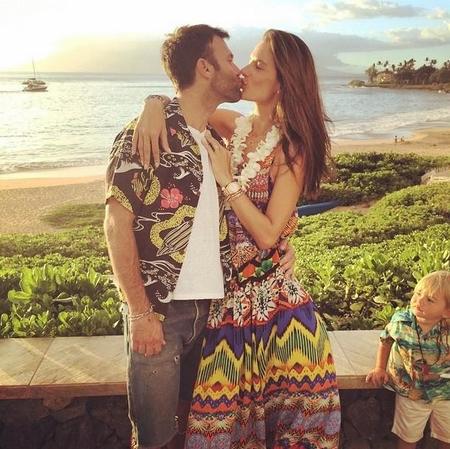 Lo de Alessandra Ambrosio sí que es repartir besos