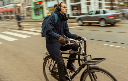 Ciclista con auriculares