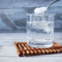 Agua oxigenada con bicarbonato: para qué sirve esta mezcla y cómo usarla en el hogar
