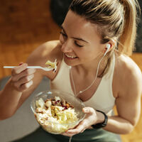 "Lo primero, diferenciar el hambre emocional de la necesidad fisiológica". Cinco hábitos que debes cambiar para dejar de comer de forma impulsiva