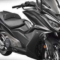 Kymco se luce con el  AK 550, el megascooter con cuadro de nave espacial y mucho más