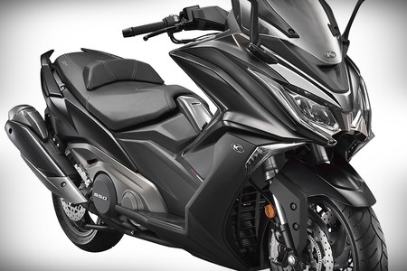 Kymco se luce con el AK 550, el megascooter con cuadro de nave espacial y mucho más