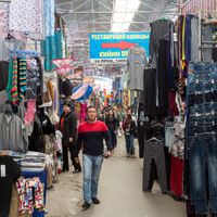 A cidade feita de contêineres que virou um dos maiores mercados da Ásia 