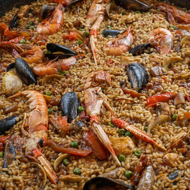 El domingo sabe a paella de marisco que prepararemos con este caldo casero a la leña de El Corte Inglés