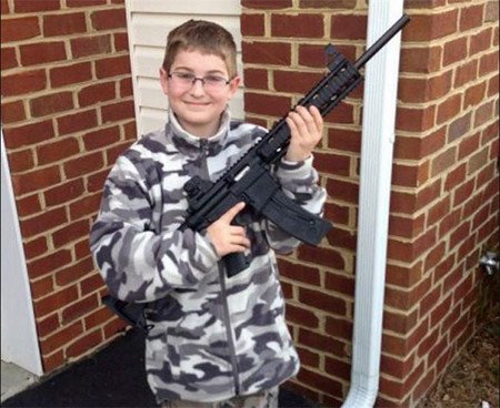 El padre de este niño es instructor de armas, así que el pequeño '¿no corre riesgo por tener en las manos un rifle?'