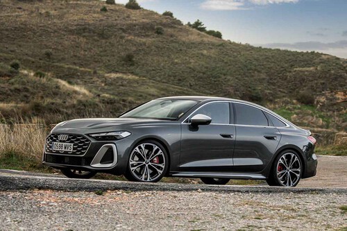 Probamos el nuevo Audi A5: tiene más puertas y pantallas que nunca y a la vez es un coche más divertido