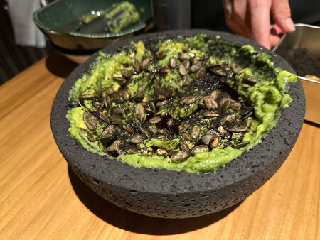 Guacamole Hecho En Mesa Con Aceite De Calabaza Semillas De Calabaza Y Polvo De Aceituna Negra