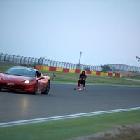 ¡Alucinante! Este es el vídeo del récord de velocidad en esquís sobre asfalto... enganchado a un Ferrari