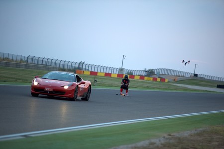 ¡Alucinante! Este es el vídeo del récord de velocidad en esquís sobre asfalto... enganchado a un Ferrari