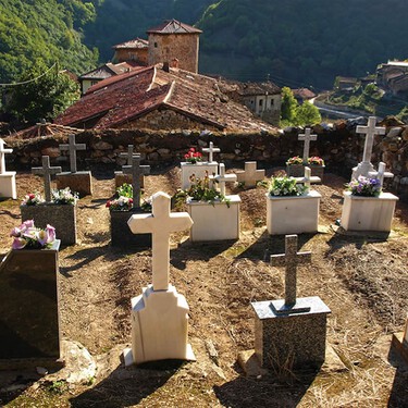 Convertir las tumbas en un jardín por Todos los Santos: el pueblo medieval de Asturias con una original (y bonita) tradición 