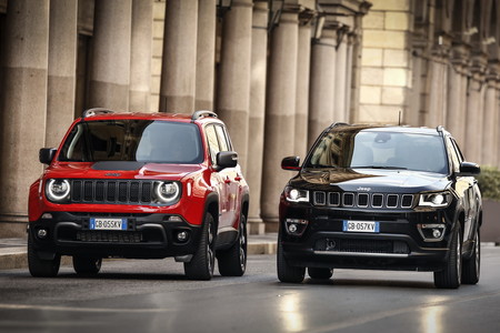 Los Jeep Renegade y Compass 4xe sumergen a la marca por primera vez al mundo de los híbridos enchufables