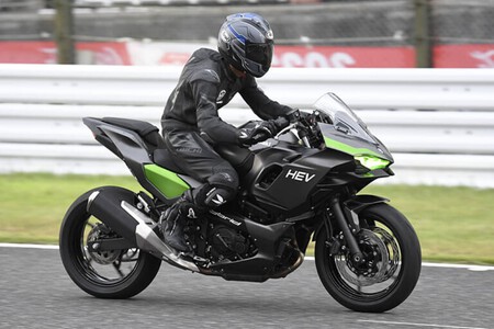 Kawasaki Muestra En El Circuito Su Modelo Hibrido Y Su Modelo Electrico En Accion 002