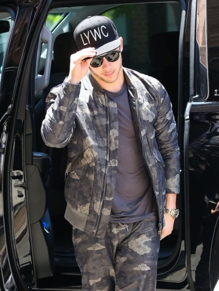 Cómo llevar print camo o un solo color de pies a cabeza, cortesía de Nick Jonas