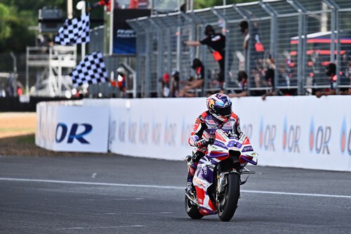 Jorge Martín bate a Brad Binder en un apasionante duelo en Tailandia y ya acosa a Pecco Bagnaia