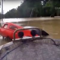 Angustioso rescate a los ocupantes de un Mazda MX-5, en las inundaciones de Baton Rouge