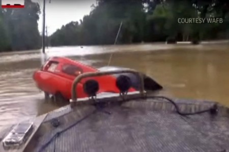 Angustioso rescate a los ocupantes de un Mazda MX-5, en las inundaciones de Baton Rouge